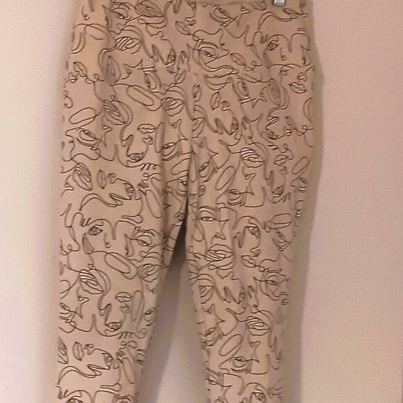 GRAPHIC CREAM & BLACK LEGGINGS, SMALL, POLY. - Picture 2 of 5